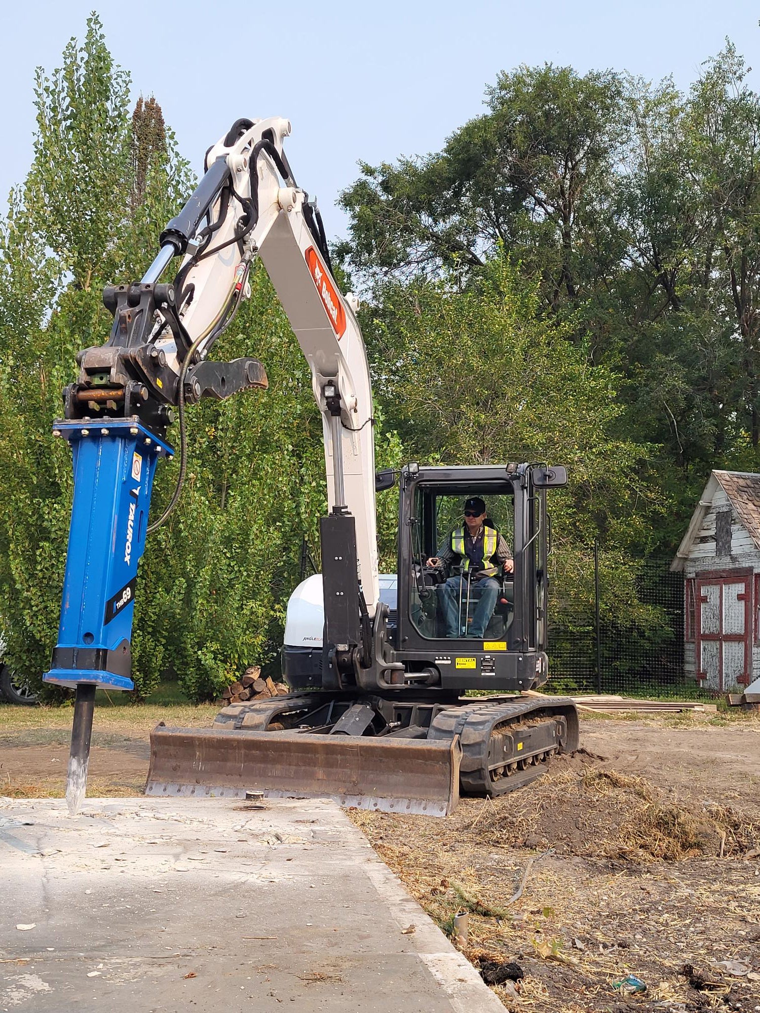 Hydraulic-Fired Breakers vs. Gas-Fired Breakers