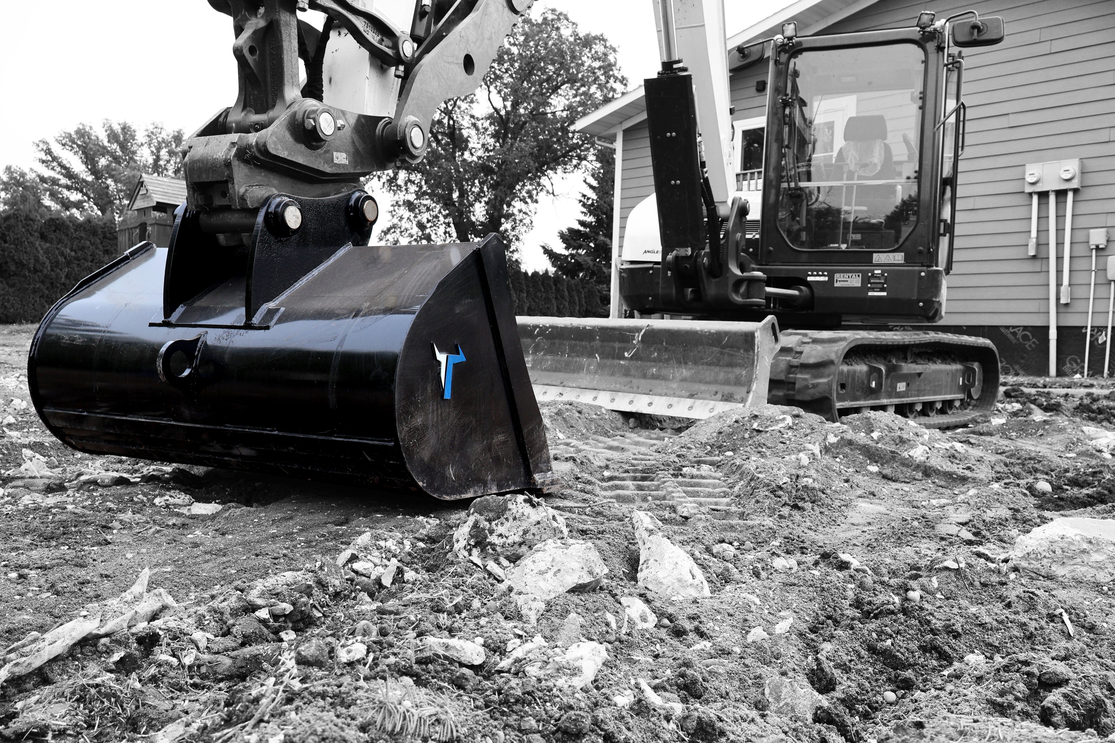Taurox clean up bucket digging